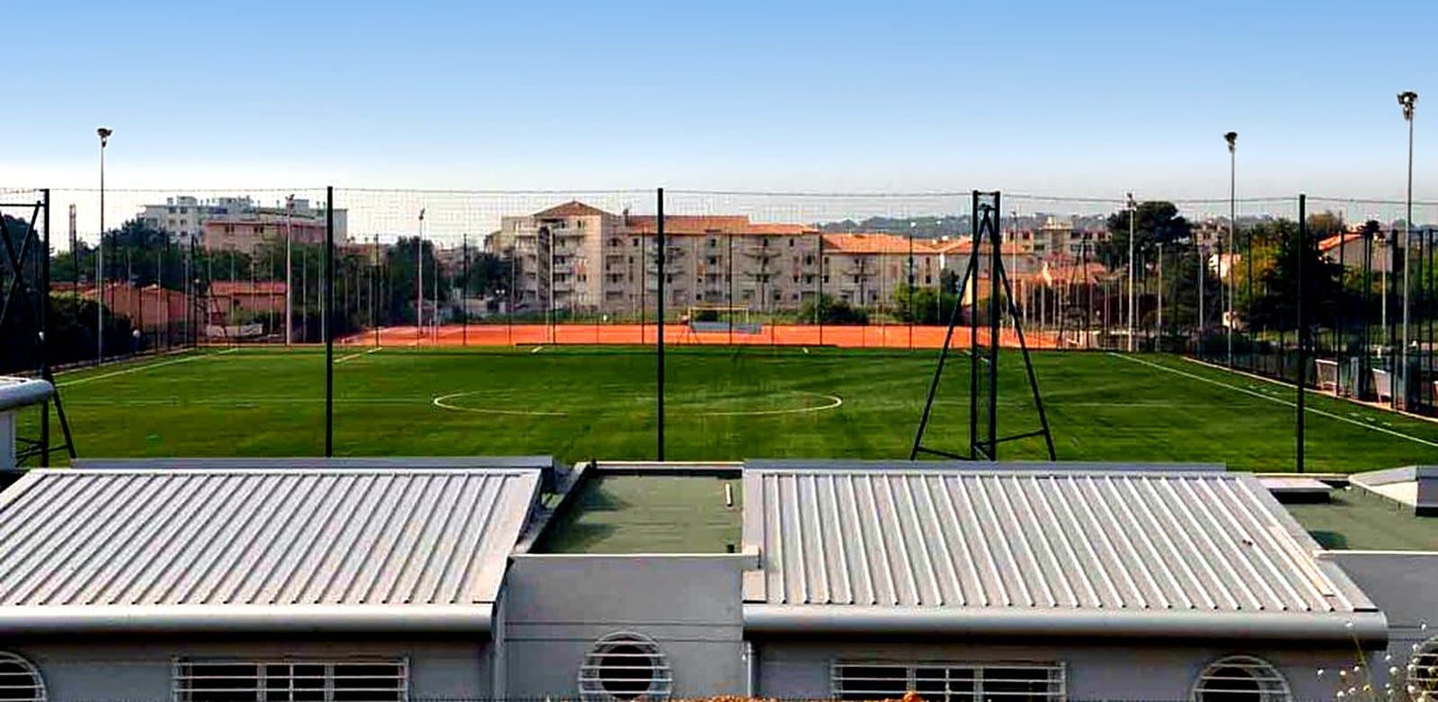 Le terrain synthétique et les vestiaires du Stade Squillaci