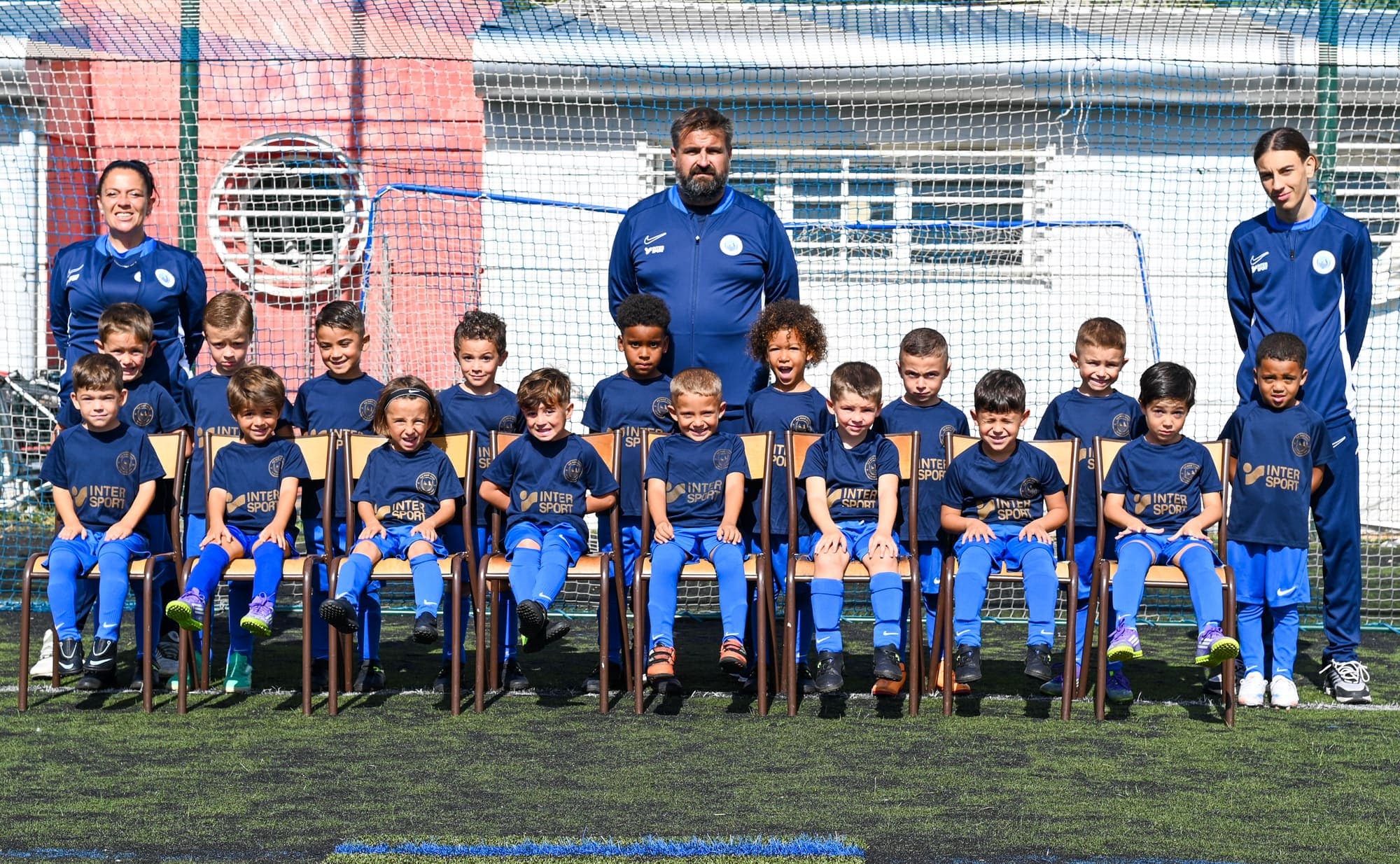 Les jeunes de l'école de football de l'AS Mar Vivo et leurs éducateurs